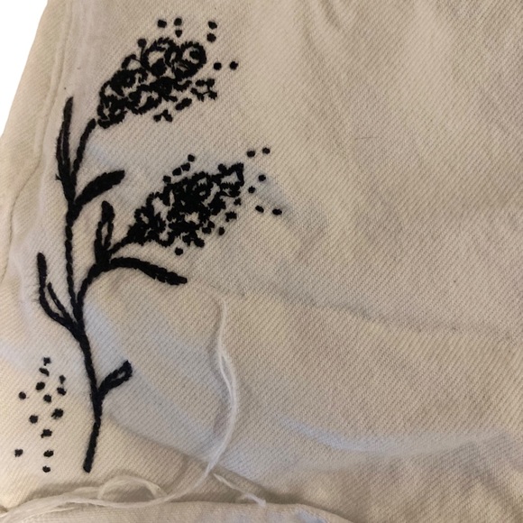 Levi’s 501 white embroidered jean shorts - Picture 2 of 7